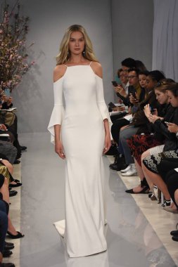 Theia gösterisi sırasında New York Moda Haftası