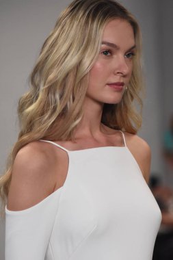 Theia gösterisi sırasında New York Moda Haftası