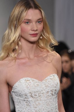 Theia gösterisi sırasında New York Moda Haftası