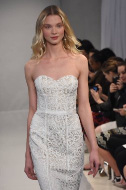 Theia gösterisi sırasında New York Moda Haftası