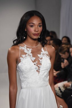 Theia gösterisi sırasında New York Moda Haftası