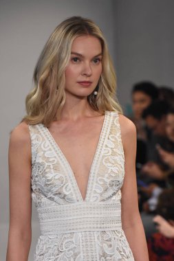 Theia gösterisi sırasında New York Moda Haftası