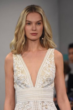 Theia gösterisi sırasında New York Moda Haftası