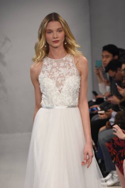 Theia gösterisi sırasında New York Moda Haftası