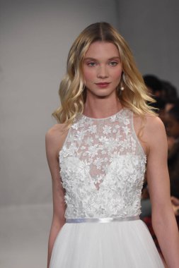 Theia gösterisi sırasında New York Moda Haftası