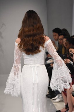 Theia gösterisi sırasında New York Moda Haftası