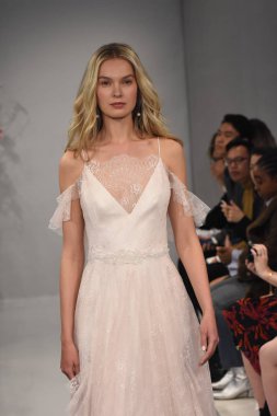 Theia gösterisi sırasında New York Moda Haftası