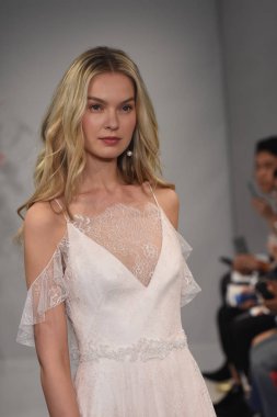 Theia gösterisi sırasında New York Moda Haftası
