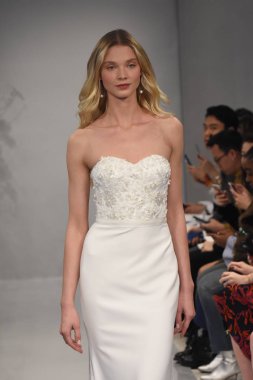 Theia gösterisi sırasında New York Moda Haftası