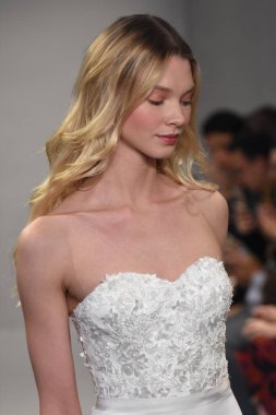 Theia gösterisi sırasında New York Moda Haftası