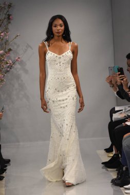 Theia gösterisi sırasında New York Moda Haftası