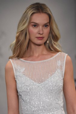 Theia gösterisi sırasında New York Moda Haftası