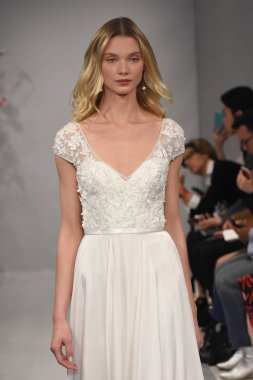 Theia gösterisi sırasında New York Moda Haftası
