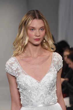 Theia gösterisi sırasında New York Moda Haftası
