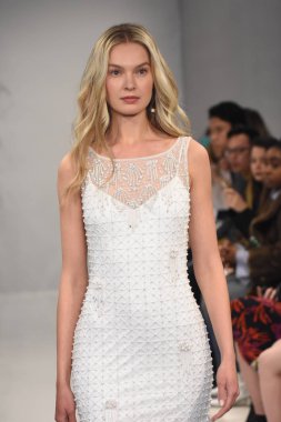 Theia gösterisi sırasında New York Moda Haftası