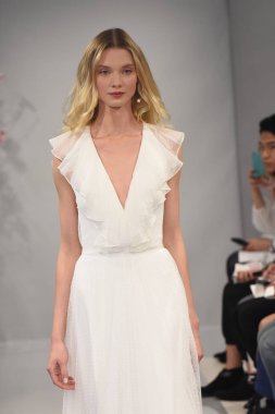 Theia gösterisi sırasında New York Moda Haftası