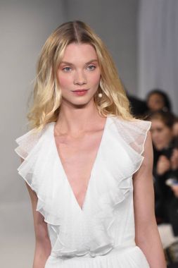 Theia gösterisi sırasında New York Moda Haftası