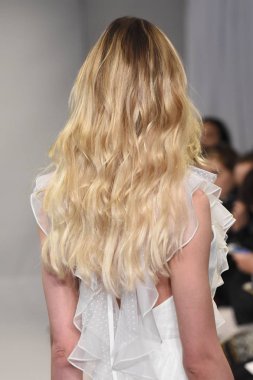 Theia gösterisi sırasında New York Moda Haftası