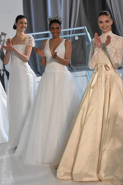 Models pose the runway at the Peter Langer Bridal show — Stock Photo, Image