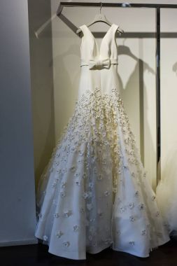  Viktor ve Rolf Mariage koleksiyon tanıtımı sırasında gelin elbise 