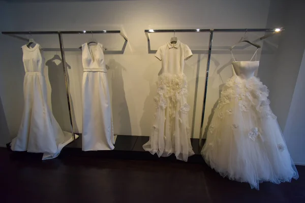 Viktor ve Rolf Mariage ilkbahar/yaz 2018 toplama sırasında gelin elbiseleri — Stok fotoğraf