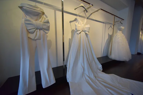 Suknie ślubne podczas zbierania Viktor i Rolf Mariage zima 2018 — Zdjęcie stockowe