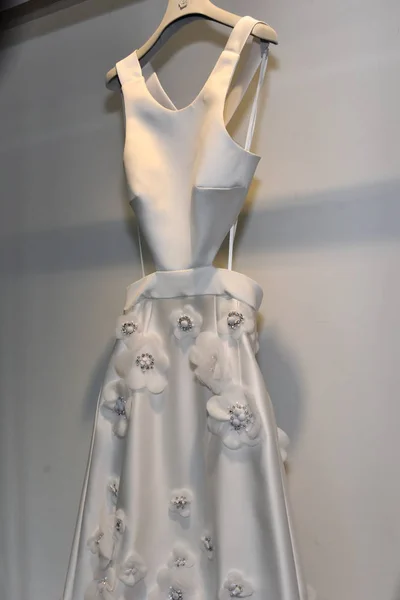 Vestido de novia durante la presentación de la colección Viktor y Rolf Mariage —  Fotos de Stock