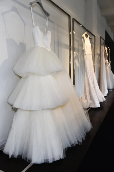 Abiti da sposa della collezione Viktor e Rolf Mariage Primavera / Estate 2018 — Foto Stock