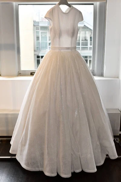 Vestido de novia durante la presentación de la colección Viktor y Rolf Mariage — Foto de Stock