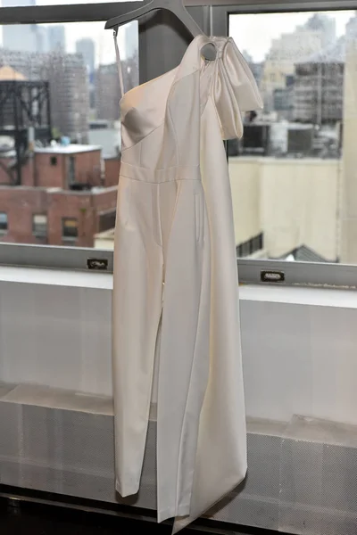 Νυφικό φόρεμα κατά την παρουσίαση της συλλογής Βίκτορ και Rolf Mariage — Φωτογραφία Αρχείου