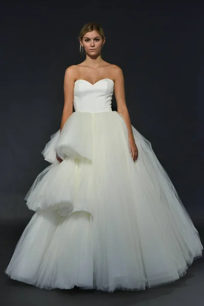 Presentazione della collezione Viktor e Rolf Mariage — Foto Stock