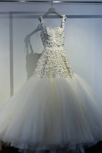 Весільну сукню під час презентації колекції Віктор і Рольф Mariage — стокове фото
