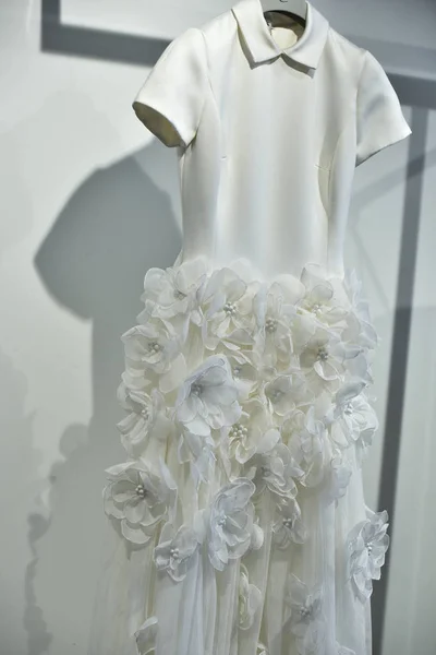 Свадебное платье во время презентации коллекции Виктора и Рольфа Мариаге — стоковое фото