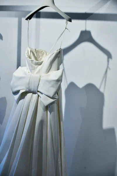 Svatební šaty během prezentace kolekce Viktor a Rolf Mariage — Stock fotografie