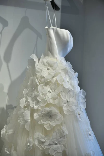 Podczas prezentacji kolekcji Viktor i Rolf Mariage w sukni ślubnej — Zdjęcie stockowe