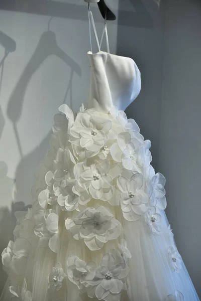 Robe de mariée lors de la présentation de la collection Viktor et Rolf Mariage — Photo