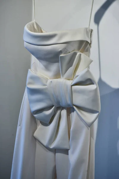 Bridal dress during the Viktor and Rolf Mariage collection presentation — Stock Photo, Image