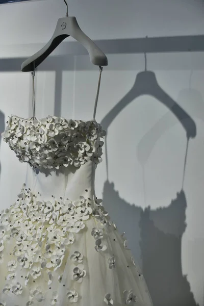 Vestido de novia durante la presentación de la colección Viktor y Rolf Mariage — Foto de Stock