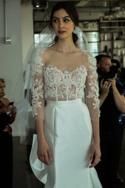 Marchesa Couture gelin sunu 
