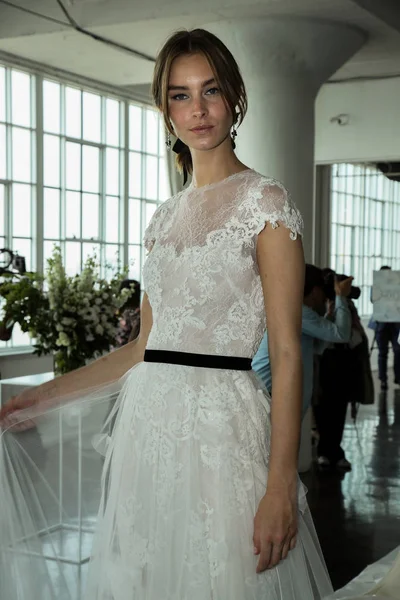Презентация Marchesa Couture Bridal — стоковое фото