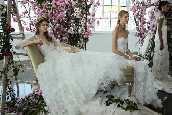 Marchesa prezentacji Couture Suknie ślubne — Zdjęcie stockowe