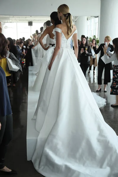 Презентация Marchesa Couture Bridal — стоковое фото