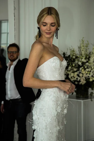 Marchesa Couture gelin sunu — Stok fotoğraf