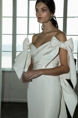 Marchesa bahar/yaz 2018 Couture gelin sunu