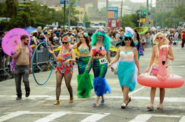  35 yıllık Mermaid Parade 