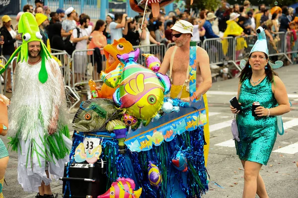 De 35e jaarlijkse Mermaid Parade — Stockfoto