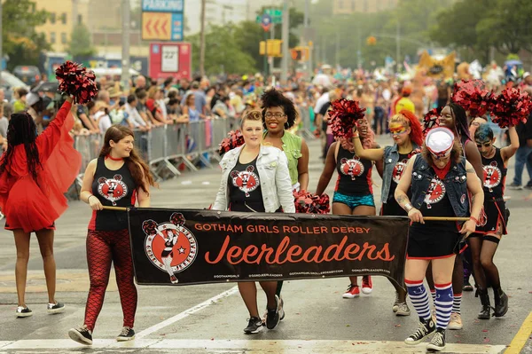 De 35e jaarlijkse Mermaid Parade — Stockfoto