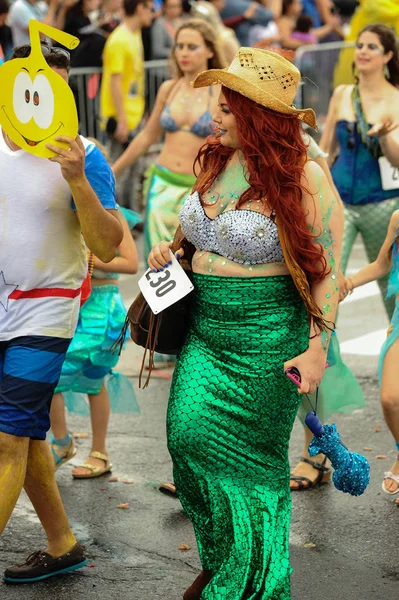 De 35e jaarlijkse Mermaid Parade — Stockfoto