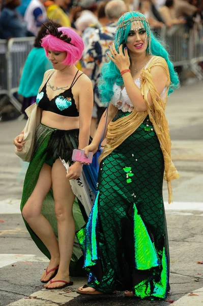 De 35e jaarlijkse Mermaid Parade — Stockfoto