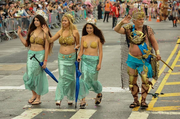 De 35e jaarlijkse Mermaid Parade — Stockfoto